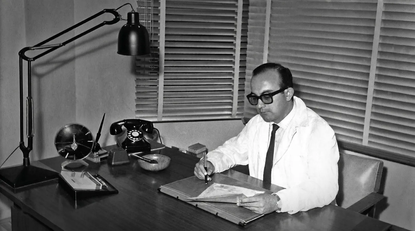 El Dr. Alfonso Caycedo en su consulta, 1962